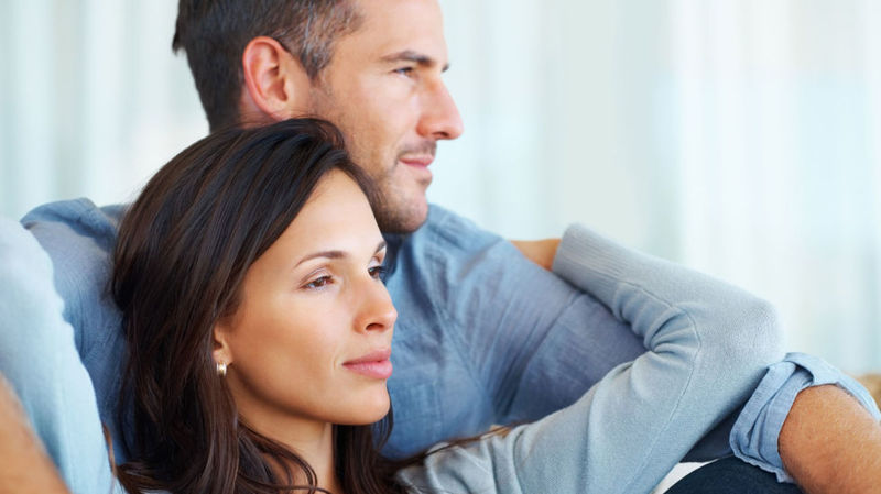 كيف يعبر الرجل عن حبه بلا كلمات؟